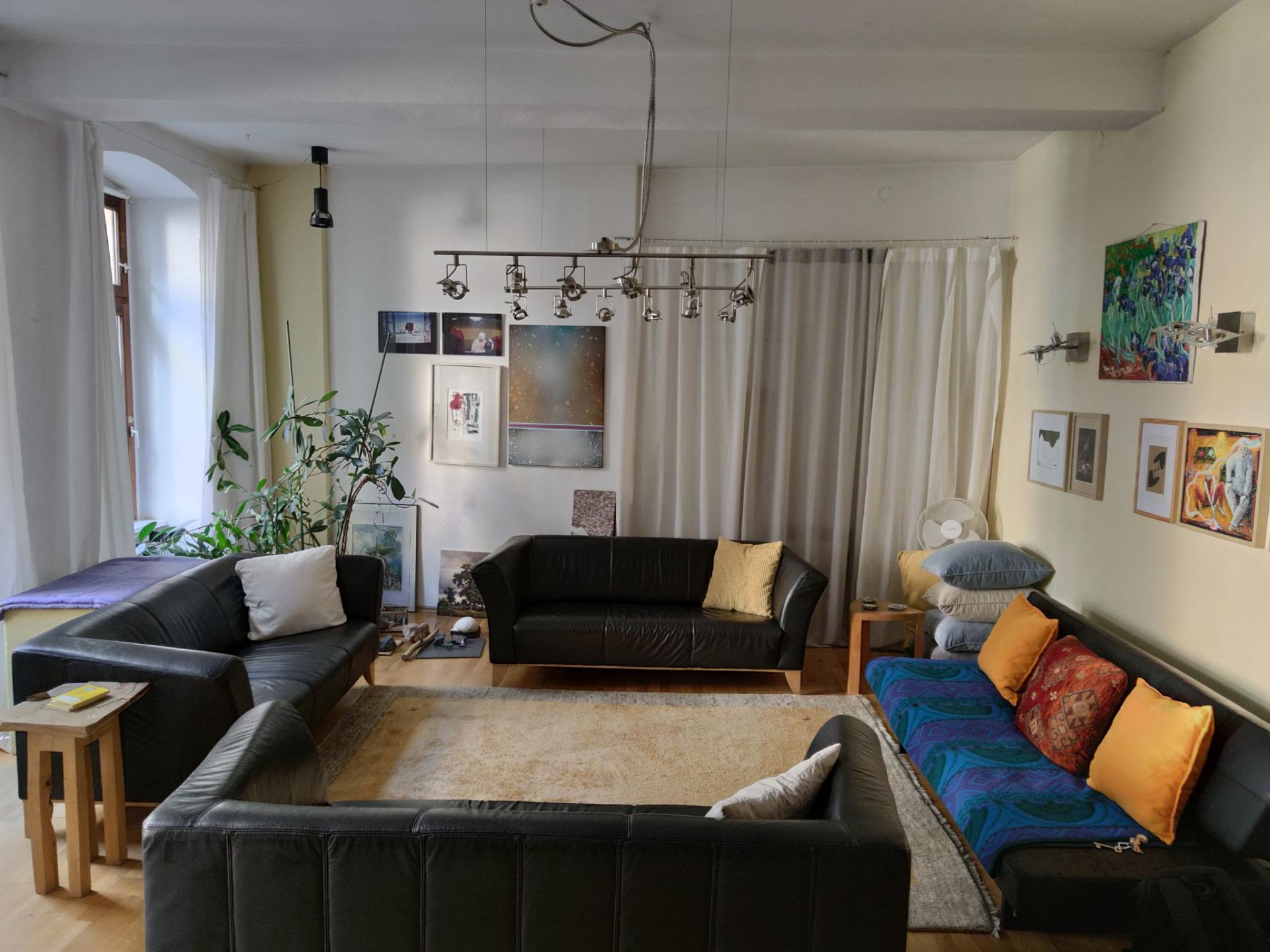 heller, gemütlicher Gruppenraum mit Ledersofas, bunten Kissen und Kunst an den Wänden – Ort für therapeutische Gruppenarbeit und gemeinsamen Austausch